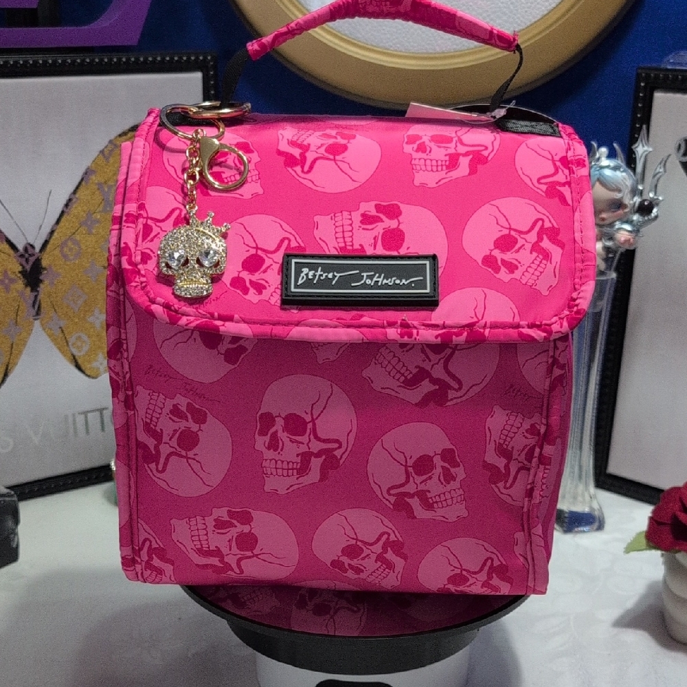 Betsey Johnson Insulated Lunch Tote Fuschia Fuchsia Skull Print With Skull Charm - Picture 1 of 12